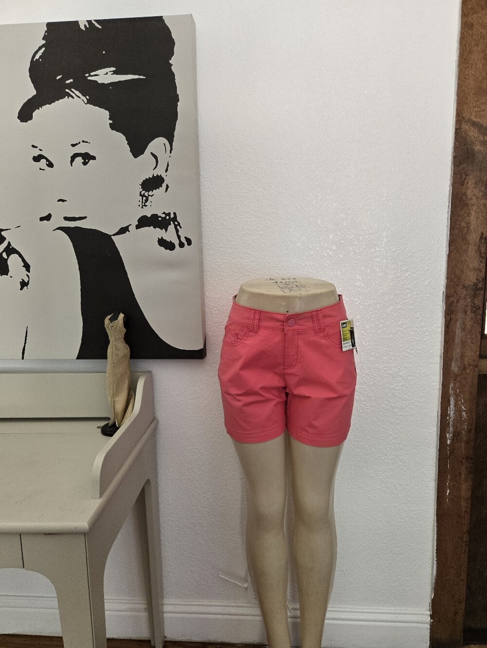 NWT Women’s Lee Cotton Blend Color Watermelon Casual Shorts Size 8 Medium